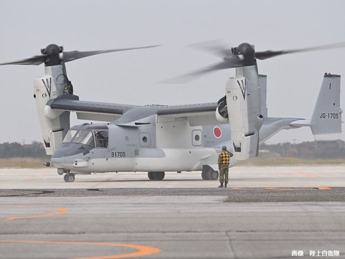 陸上自衛隊のオスプレイからバッグ1個落下か…操縦士が使用するヘルメットバッグ！