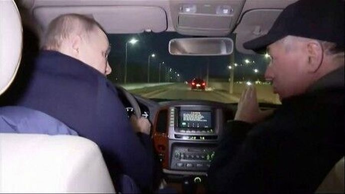 プーチン大統領、マリウポリでトヨタ「ランドクルーザー」を運転か？！