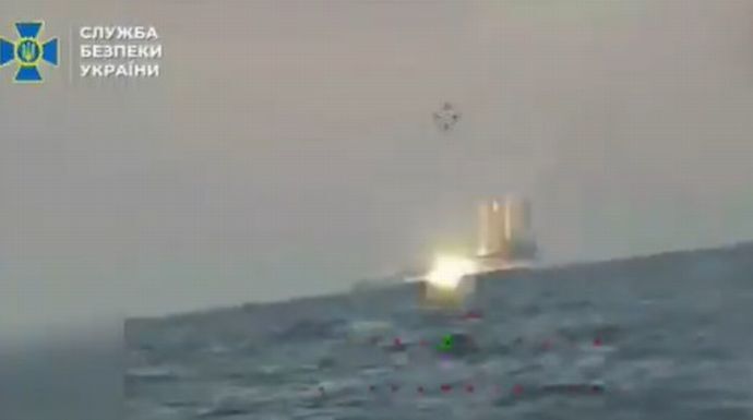 空と海から「挟み撃ち」の瞬間、ウクライナが黒海のガス製造施設「ボイコタワー」を爆破！
