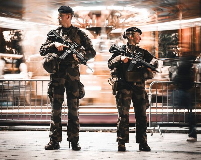 フランス軍兵士は、国内外で1日24時間あなたを守っています！