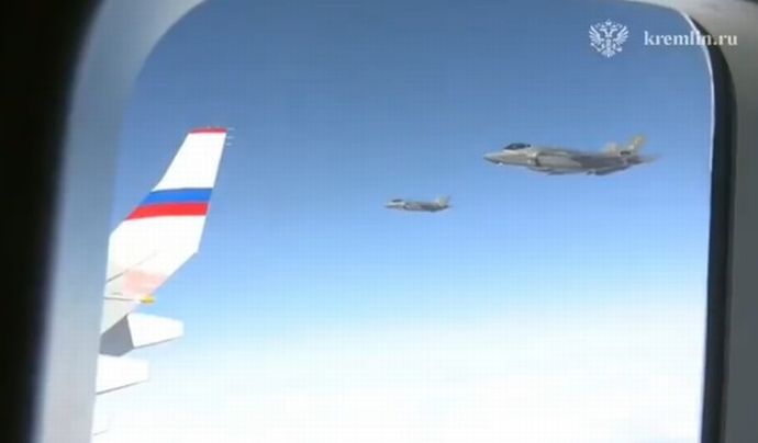 プーチン大統領がアラスカ州を離れる際、複数の米空軍F-35戦闘機が護衛！