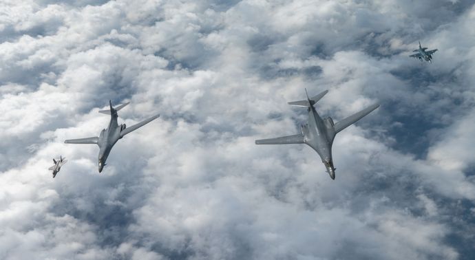 米空軍B-1Bランサー爆撃機・F-35A戦闘機と空自F-2戦闘機が編隊飛行…東シナ海で共同訓練を実施！