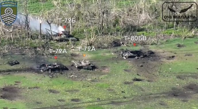 ウクライナ第59機械化旅団のドローン攻撃で東部野原にできたロシア軍戦車の「墓場」！