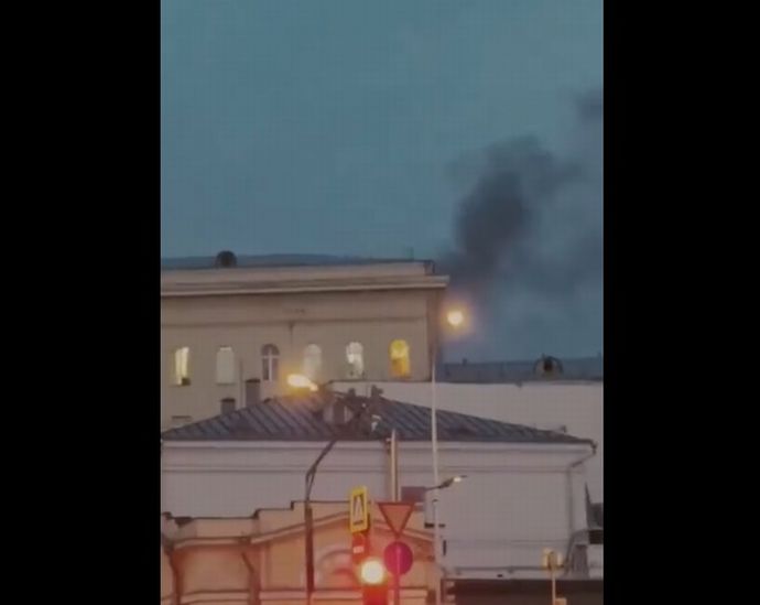 モスクワのロシア国防省庁舎から煙、黒煙が立ち上る…電気系統トラブルか！