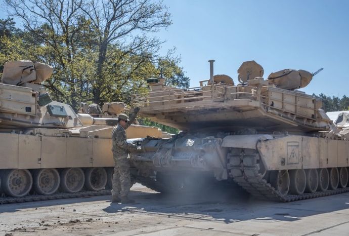 ウクライナに提供されたM1エイブラムス戦車は12時間毎に清掃をしなければエンジンが壊れる！