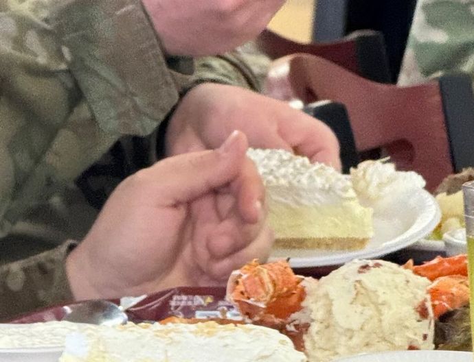 米軍、イラン攻撃準備完了？…ステーキとロブスターの食事とされる写真が大きな話題に！