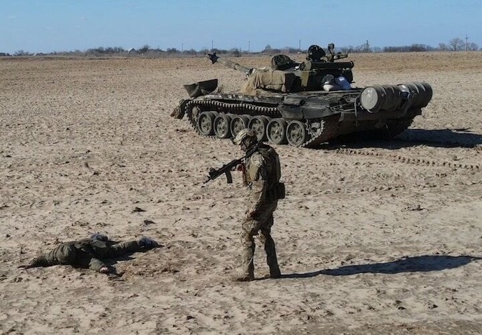 スピーカーから「志願砲兵大隊が2隊結成されています」…ロシア志願兵の募集に躍起、好条件を提示！