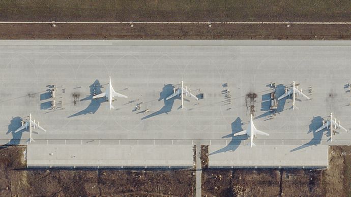 ドローン攻撃受けたロシア空軍基地から爆撃機など16機が消える…安全な場所に退避させた可能性！