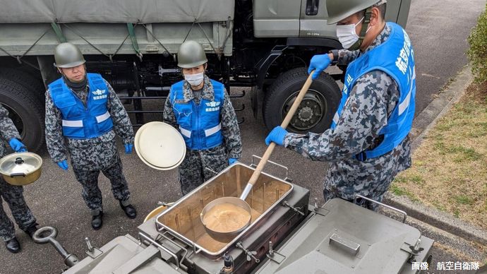 珠洲市で自衛隊が炊き出し支援、被災者が列「温かいごはんのありがたみ」…毎日3回計1100食ほど準備！