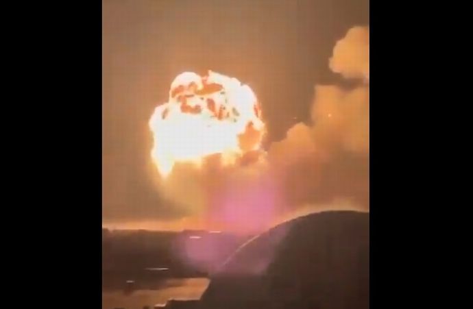 止まらない爆発、巨大な煙…ウクライナの「すさまじい攻撃」で燃え続けるロシア軍弾薬庫！