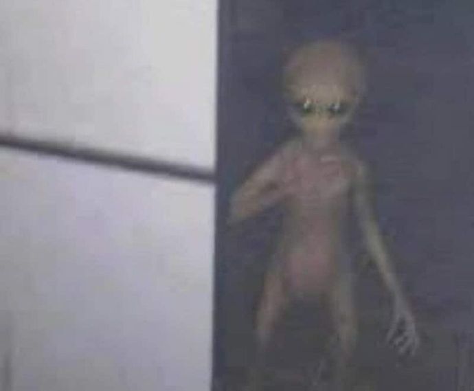 ユリ・ゲラー氏が「本物」の宇宙人写真を公開…2004年にメキシコの廃ビルで撮影！