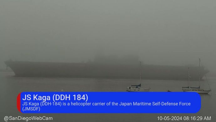 霧のサンディエゴ米海軍基地に入港する日本最大の護衛艦「かが」！