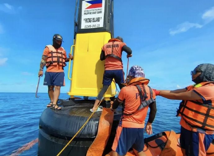 フィリピン沿岸警備隊、南シナ海係争海域で中国が障害物を設置した場合「いかなる手段を使っても」撤去すると表明！
