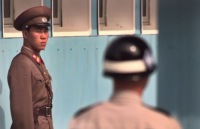 板門店の共同警備区域で北朝鮮軍が拳銃を携帯して警備…韓国軍側も再武装の可能性！