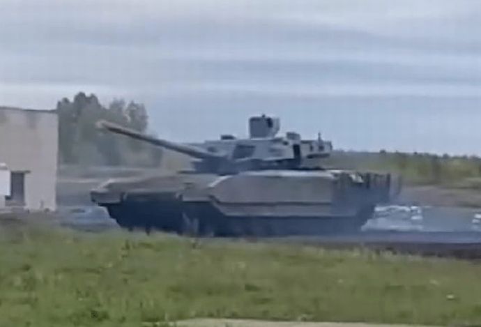 ロシアが最新鋭戦車T-14アルマータをウクライナに投入へ…英国防省「製造上の問題があるのに…」！