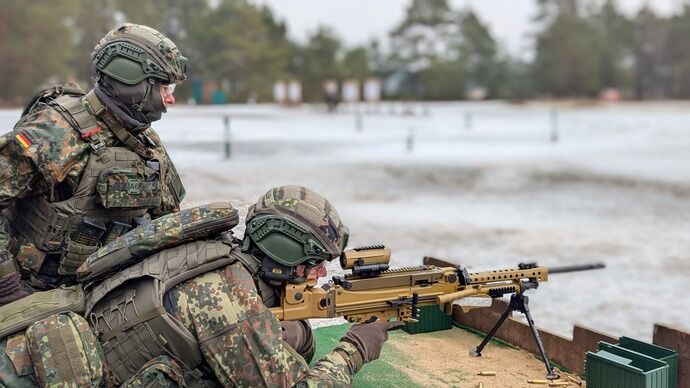 ドイツ国土防衛隊が戦闘演習を実施…小銃・機関銃の射撃、有刺鉄線の設置などを訓練！