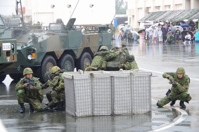 陸自宮古島駐屯地行事で武装工作員を鎮圧する銃撃訓練を公開…市民が抗議「人が死ぬ場面を見せないで」！