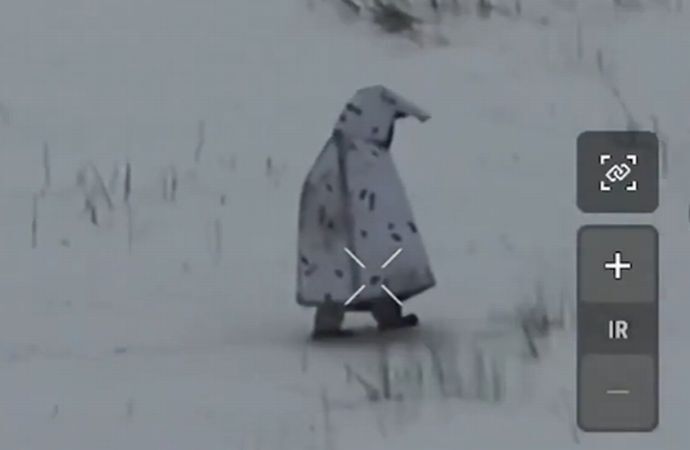 ペンギンに変装したロシア兵がウクライナの雪原で迷子に…ドローン攻撃で死亡！