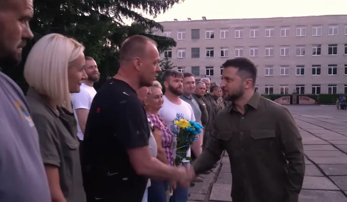 アゾフ連隊の英雄が5人がトルコからウクライナに帰国、マリウポリで抗戦し捕虜に…ロシアは「合意違反」と批判！