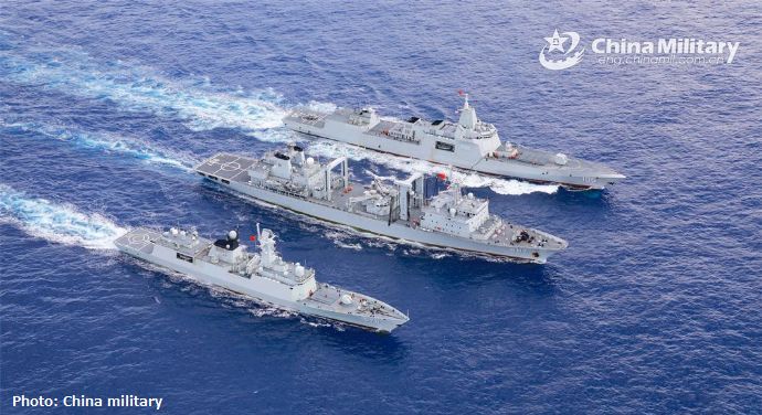 中国海軍の大型補給艦が南昌級駆逐艦と江凱型フリゲートに同時海上給油！