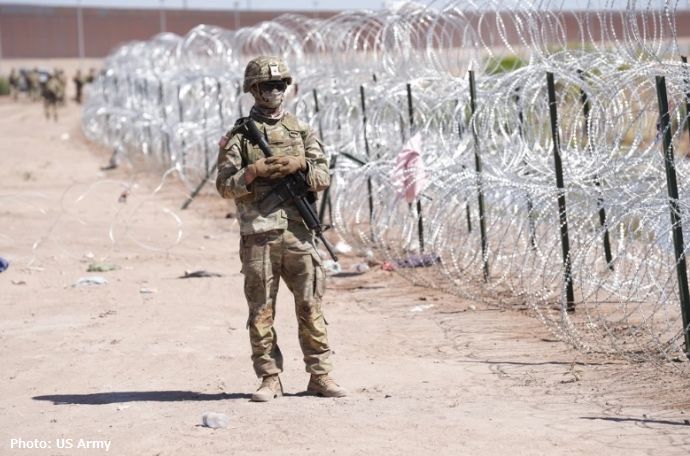 メキシコ国境で米陸軍タスクフォース部隊などが、移民の不法入国を24時間体制で警備！
