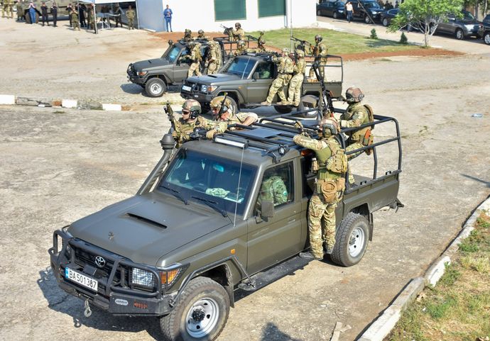 自衛隊装甲車に民生用車両、ランクル2系統とD-MAXか！