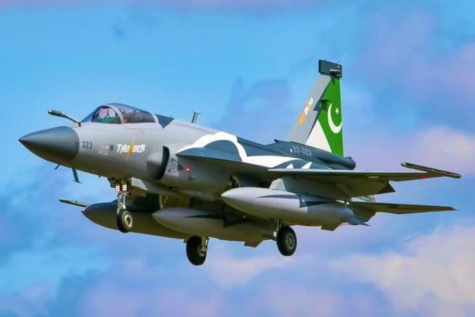 「ラファール」撃墜機と噂の戦闘機の最新型が欧州航空祭に初登場…中パ共同開発の機体に熱視線！