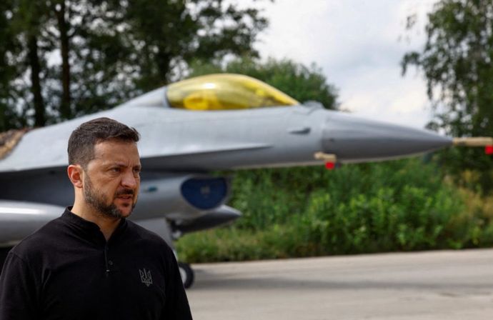 ゼレンスキー大統領「米国製F-16戦闘機がロシア軍のミサイルや無人機を撃墜」大規模攻撃で出撃！