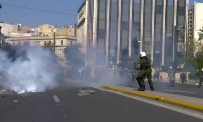 ギリシャ首都アテネで物価高騰に抗議するデモ隊が一部暴徒化…警察と激しく衝突！