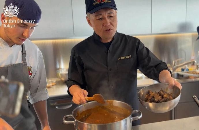 「非常にユニーク」イギリス海軍が日本の海自のカレー作りに興味津々！