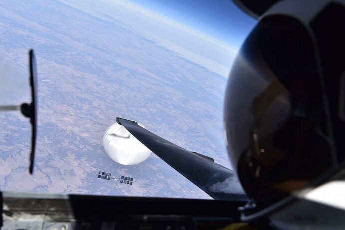 U-2高高度偵察機が捉えたスパイ気球の「間近」画像を公開…太陽光パネルのようなものを確認！