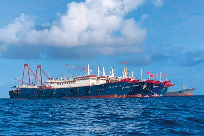 中国、フィリピン政府管掌の島を漁船42隻や人民解放軍の軍艦・警備船で取り囲み島を制圧…南沙諸島！