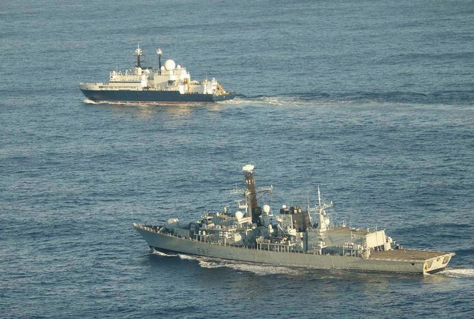 英海軍、イギリス海峡でロシアのスパイ船「ヤンター」を追跡！