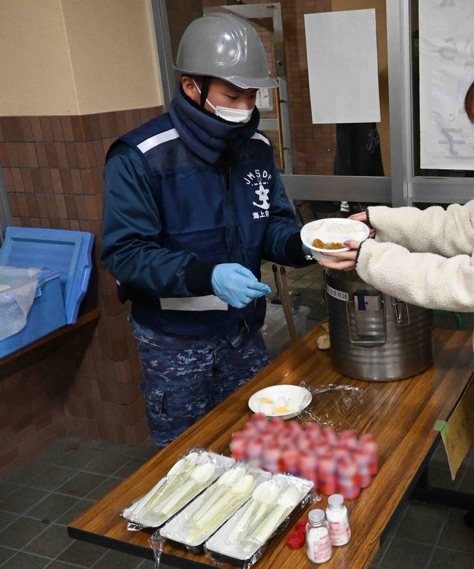 自衛隊の炊き出しカレーに秘匿飲料？…鍋脇のモザイクに「中毒性高い」「言ったら消されるかも」！