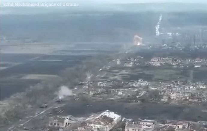 地面が固まり戦車戦も始まってるのか…ウクライナ陸軍のT-64BV戦車がロシア軍のT-72戦車を撃破！