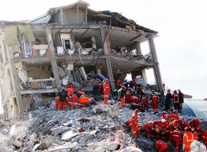 「銃声も聞こえる」トルコ大地震の被災地入りした豪とドイツの救助隊、治安悪化で活動停止！