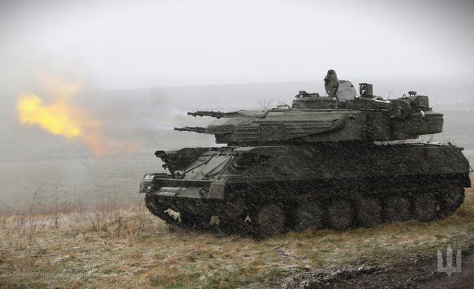 追加装甲を備えたウクライナ軍対空自走砲シルカが水平射撃を実施！