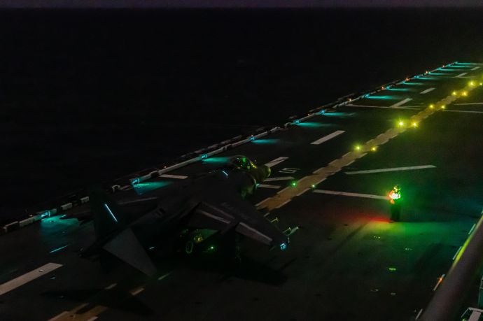 ワスプ級強襲揚陸艦「イオー・ジマ」でAV-8Bハリアー攻撃機が夜間の発着艦訓練を実施！