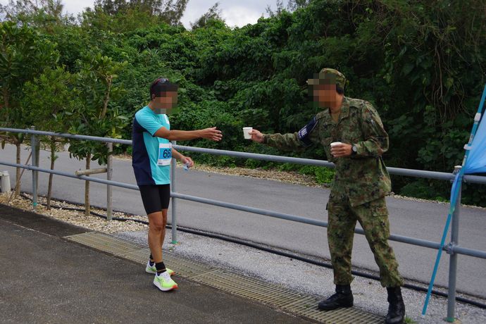 宮古島トライアスロン大会で陸自隊員が迷彩服でボランティア…市民団体はＴシャツ着用を要請！