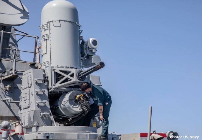 CIWS近接武器システムの射撃訓練後、弾薬補充を行う火器管制員！