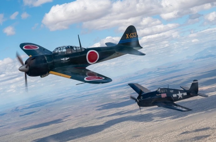 アリゾナ州南部上空を太平洋戦争時の艦上戦闘機「零戦」と「ヘルキャット」が翼を並べて飛行！