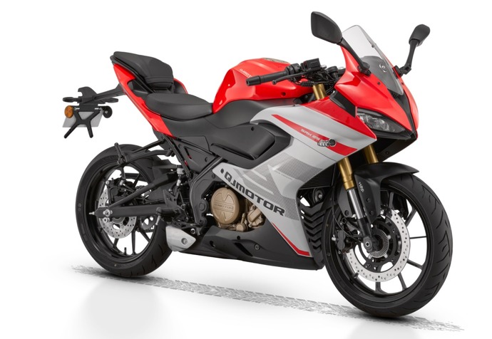 中国製400cc・4気筒が「第3の選択肢」に？カワサキZX4RとホンダCB400を睨む「QJモーター」の脅威！
