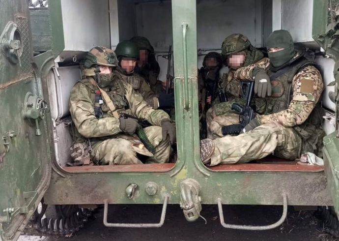 装甲車両不足でソ連時代のMT-LB装甲戦闘車両に兵員輸送用の「ブース」を溶接！