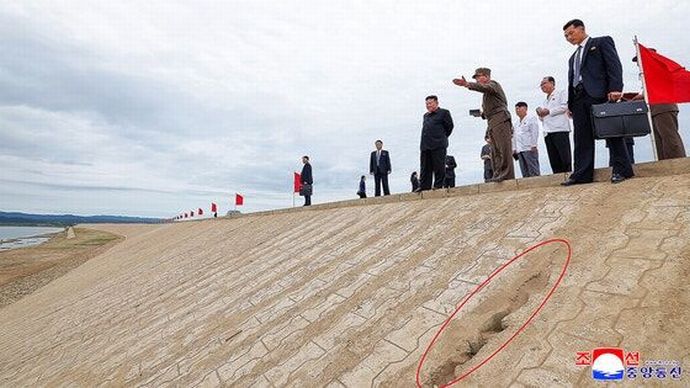 北朝鮮の金正恩委員長が笑顔を見せた堤防は穴だらけ…施工不良の疑い！