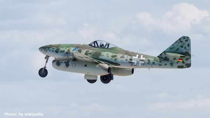 ショー参加のためメッサーシュミットMe-262ジェット戦闘機が英空軍基地に到着！