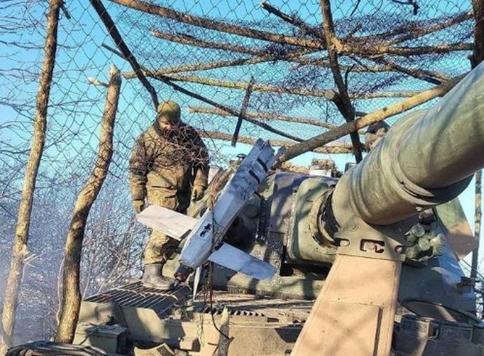 ウクライナ軍、最新のアンチドローンシステムの開発に成功…兵士「木の間に網を吊るすんです」！