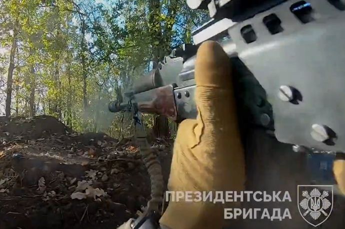 ウクライナ軍最前線のGoPro戦闘映像、至近弾の音が恐怖感を増幅…狙撃されるロシア兵も！