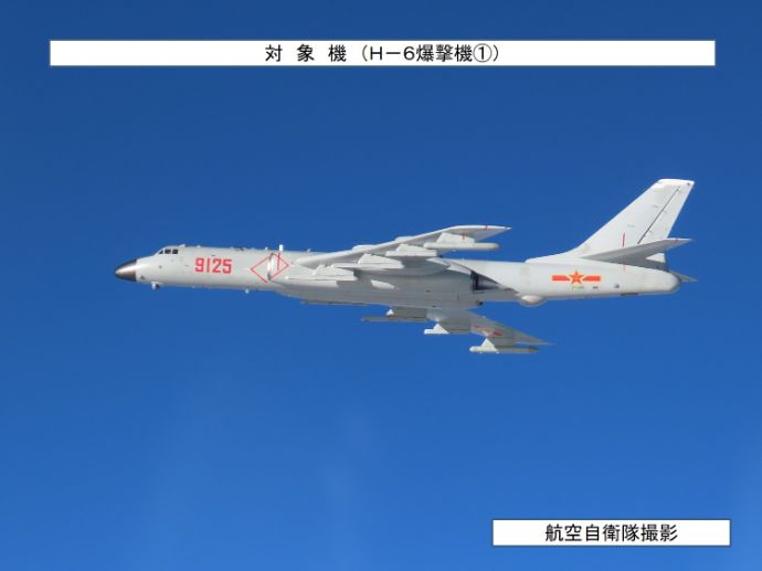 中国軍のH-6爆撃機2機が沖縄と宮古島間を通過して太平洋へ…空自戦闘機がスクランブル対応！