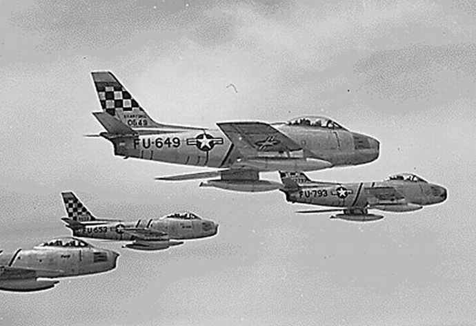 「韓国戦争トップガン」…韓国政府が98歳の元米海軍パイロットに「平和の使徒」メダルを授与！