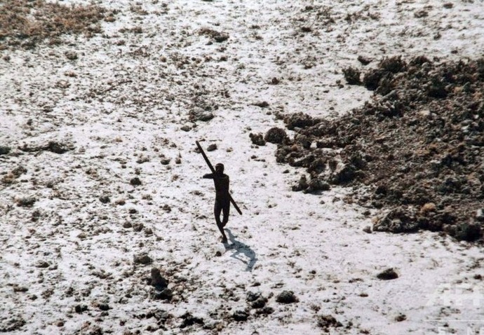 先住民、弓矢などでベネズエラ軍の前哨基地を襲撃…違法採掘の摘発作戦に従事！